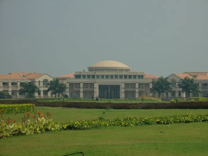 Main building of BITS Goa seen from the lawns
